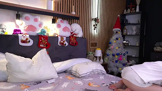 Snapshot of PollyBeev chatting on November 28, 2025, 7:11 am PollyBeev online show from November 28, 2025, 7:11 am