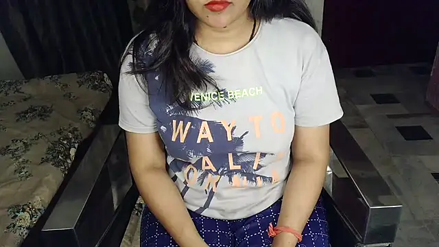 Snapshot of aarushi_sharmaa chatting on October 18, 2025, 5:25 pm aarushi sharmaa online show from October 18, 2025, 5:25 pm