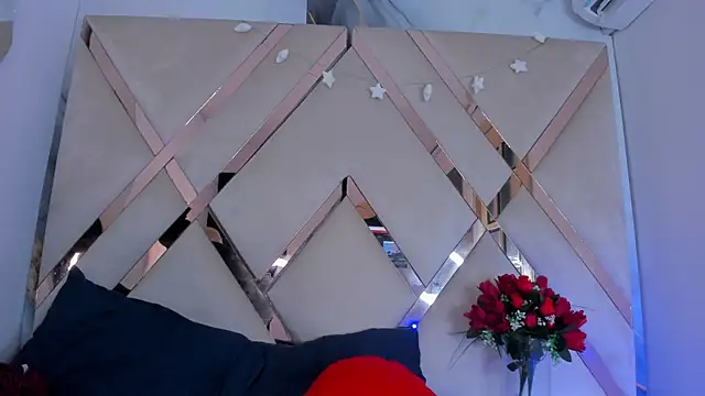 ninaht online show from November 5, 2025, 9:04 pm