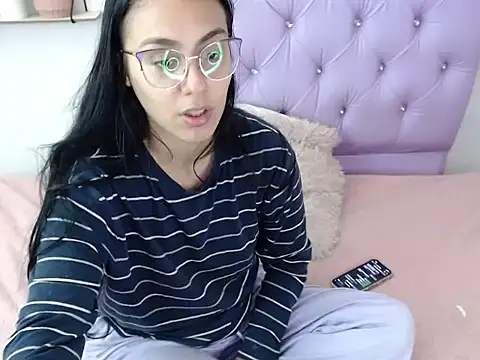 Snapshot of Freyja_01 chatting on October 5, 2025, 2:32 am Freyja 01 online show from October 5, 2025, 2:32 am