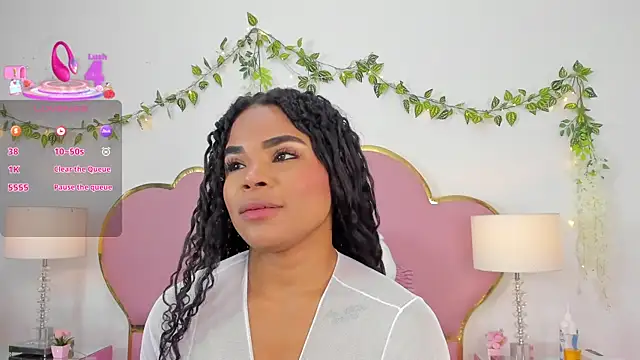 NahiaraReina online show from September 12, 2025, 1:33 pm