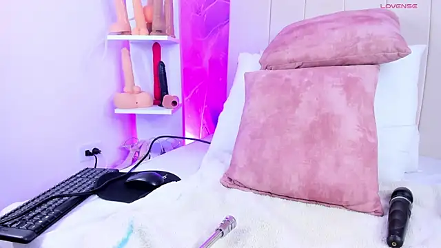 Snapshot of LauraSmith-01 chatting on March 8, 2025, 2:01 am LauraSmith-01 online show from March 8, 2025, 2:01 am