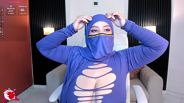 Snapshot of cloe_sirena chatting on October 14, 2025, 2:40 pm cloe sirena online show from October 14, 2025, 2:40 pm