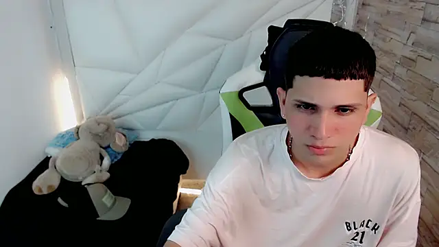 Brayan lopezz online show from February 4, 2025, 12:44 pm