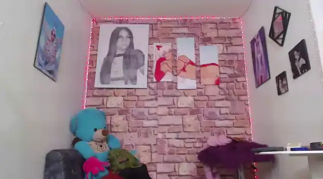 Snapshot of vixenxqueens chatting on March 16, 2025, 9:37 pm vixenxqueens online show from March 16, 2025, 9:37 pm