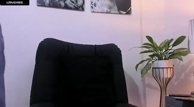 Snapshot of CruzVega chatting on January 8, 2025, 10:48 pm CruzVega online show from January 8, 2025, 10:48 pm
