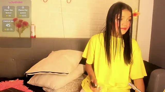 Snapshot of karina_gomez_18 chatting on October 21, 2025, 11:33 am karina gomez 18 online show from October 21, 2025, 11:33 am