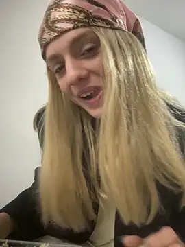 spacegirlll online show from October 28, 2025, 5:26 pm