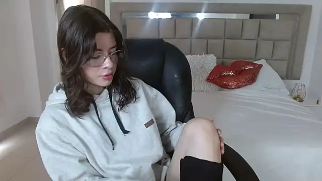 Snapshot of zoecruzz chatting on November 17, 2025, 3:29 pm zoecruzz online show from November 17, 2025, 3:29 pm