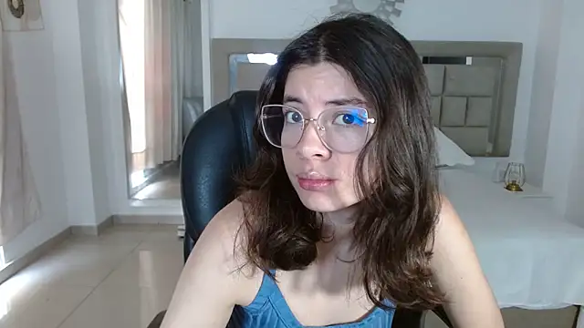 Snapshot of zoecruzz chatting on December 14, 2025, 2:44 pm zoecruzz online show from December 14, 2025, 2:44 pm