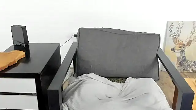 MendiPetite online show from February 18, 2025, 10:03 pm