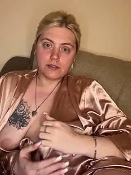 Snapshot of Blondiee3088 chatting on December 11, 2024, 12:02 am Blondiee3088 online show from December 11, 2024, 12:02 am