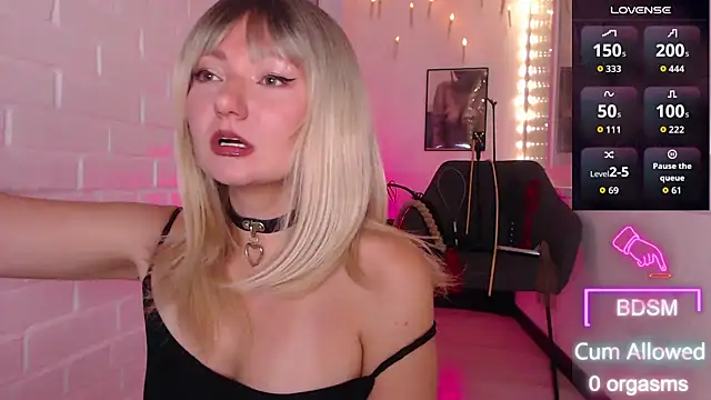 Sandralawrence online show from September 24, 2025, 9:40 pm