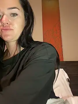 English-Chloe96 online show from October 28, 2025, 5:04 pm