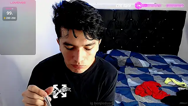 Snapshot of benji_hoter chatting on February 1, 2025, 5:26 pm benji hoter online show from February 1, 2025, 5:26 pm