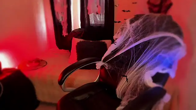 isabelithaa online show from October 15, 2025, 2:50 pm