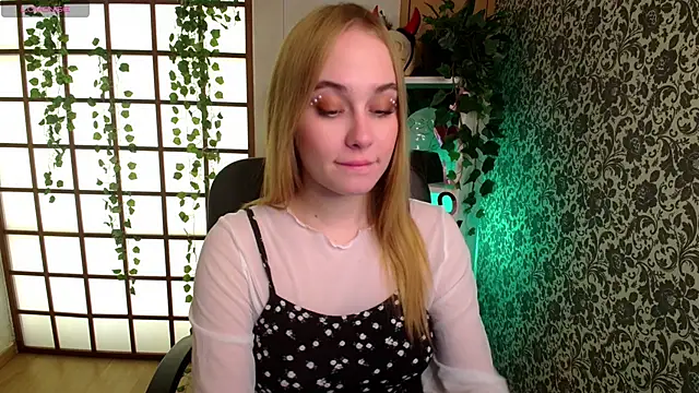 Snapshot of LianaBright chatting on December 11, 2024, 2:30 am LianaBright online show from December 11, 2024, 2:30 am