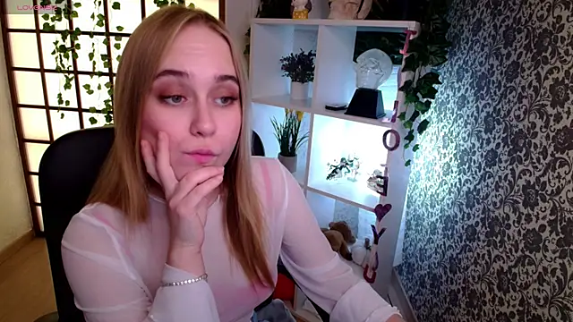 Snapshot of LianaBright chatting on December 17, 2024, 6:56 am LianaBright online show from December 17, 2024, 6:56 am