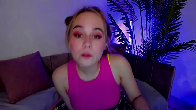 Snapshot of LianaBright chatting on December 28, 2024, 5:25 pm LianaBright online show from December 28, 2024, 5:25 pm