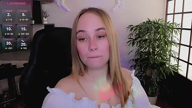 Snapshot of LianaBright chatting on March 23, 2025, 2:15 am LianaBright online show from March 23, 2025, 2:15 am