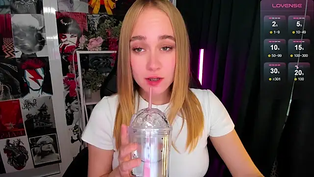 Snapshot of LianaBright chatting on October 9, 2025, 2:53 am LianaBright online show from October 9, 2025, 2:53 am