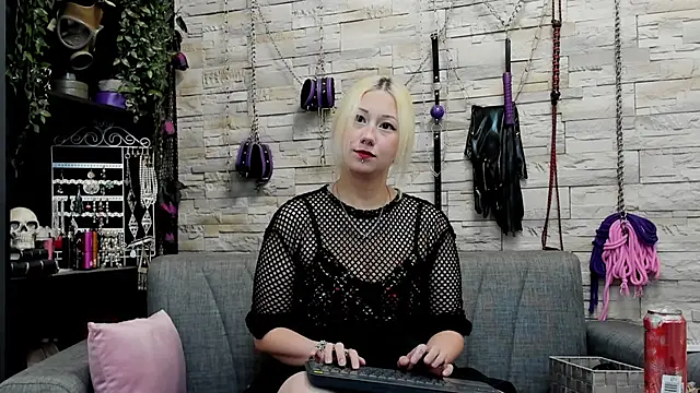 Snapshot of CruelMistress chatting on October 3, 2025, 9:23 pm CruelMistress online show from October 3, 2025, 9:23 pm
