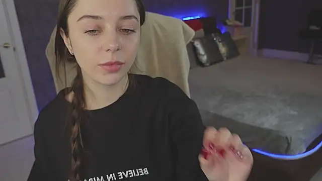 DinaCandy online show from February 17, 2025, 2:26 pm