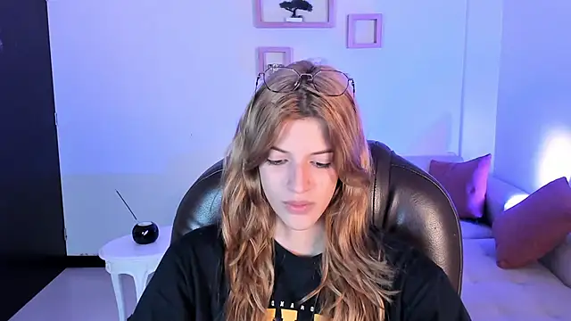 Nora Vennucci online show from February 11, 2025, 9:14 pm