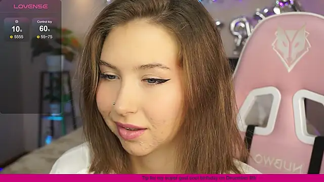 Snapshot of LinaSiren chatting on December 8, 2024, 6:33 am LinaSiren online show from December 8, 2024, 6:33 am