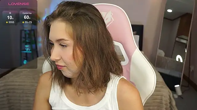 Snapshot of LinaSiren chatting on December 14, 2024, 3:18 am LinaSiren online show from December 14, 2024, 3:18 am