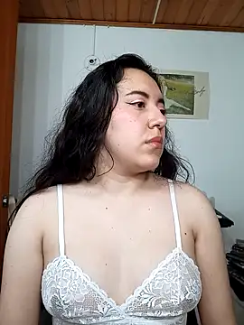 Snapshot of Emi_chik chatting on November 15, 2025, 11:29 am Emi chik online show from November 15, 2025, 11:29 am