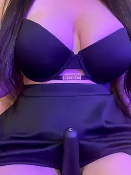 Cameelia online show from November 18, 2025, 2:43 pm