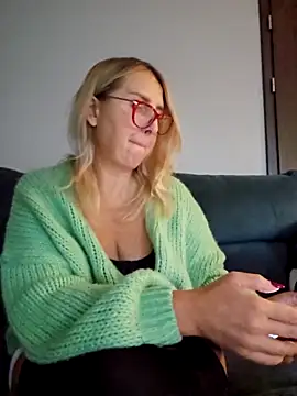 Snapshot of MariaRichi_ chatting on November 9, 2025, 7:39 am MariaRichi online show from November 9, 2025, 7:39 am