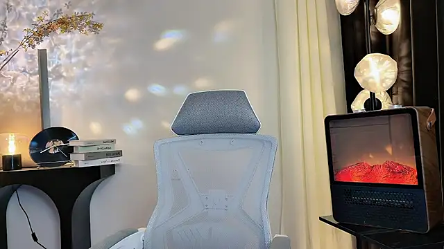 xiaodaibabyy online show from February 20, 2025, 1:19 pm