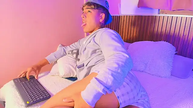 kiing azahell online show from September 9, 2025, 5:07 am