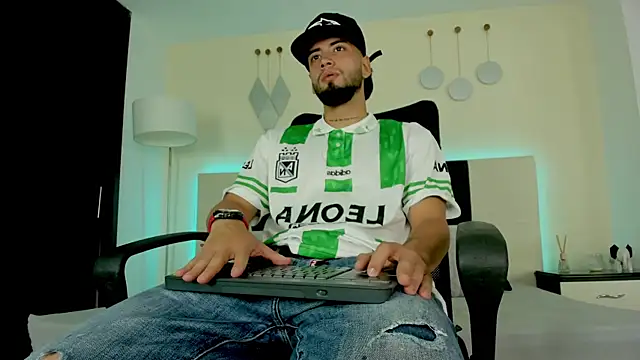 Snapshot of MattDevon chatting on December 1, 2025, 12:48 am MattDevon online show from December 1, 2025, 12:48 am