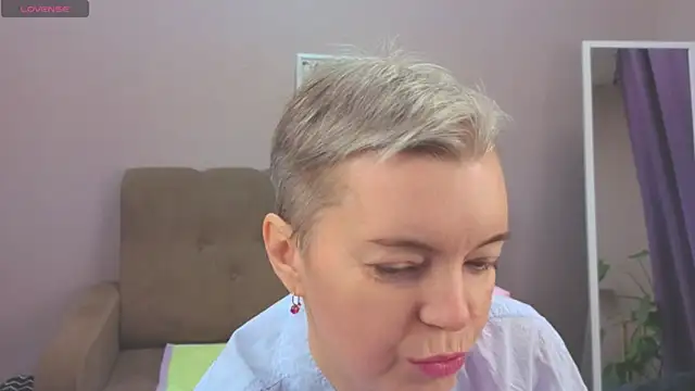 Snapshot of Cutie_Erikaa1 chatting on December 14, 2025, 2:17 am Cutie Erikaa1 online show from December 14, 2025, 2:17 am