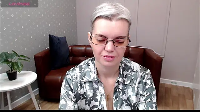 Snapshot of Cutie_Erikaa1 chatting on December 18, 2025, 2:17 am Cutie Erikaa1 online show from December 18, 2025, 2:17 am