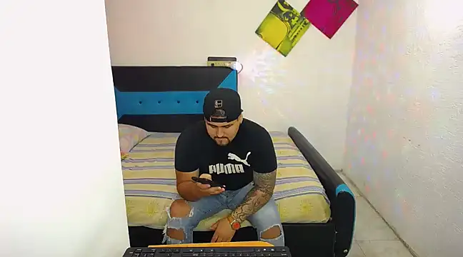 Snapshot of pitbullveryhot chatting on March 18, 2025, 6:37 pm pitbullveryhot online show from March 18, 2025, 6:37 pm