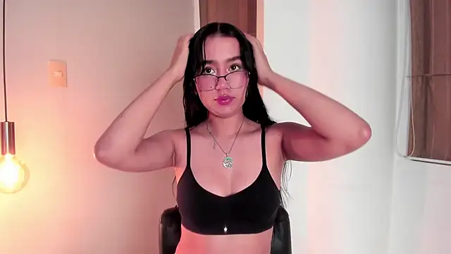 Snapshot of LaraGoldd chatting on November 8, 2025, 11:47 pm LaraGoldd online show from November 8, 2025, 11:47 pm