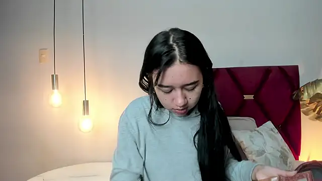 Snapshot of LaraGoldd chatting on November 23, 2025, 2:06 pm LaraGoldd online show from November 23, 2025, 2:06 pm