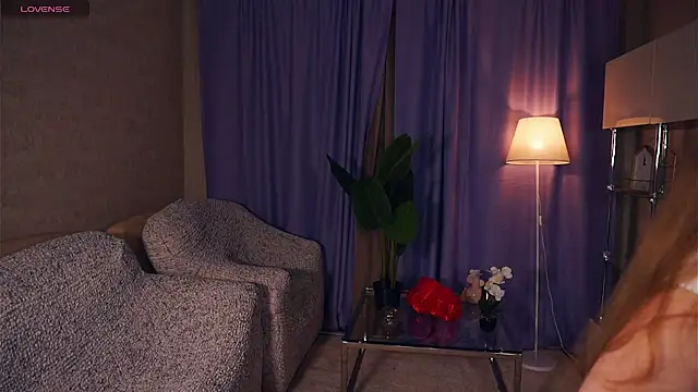 EsmaCarll online show from January 10, 2025, 8:15 pm