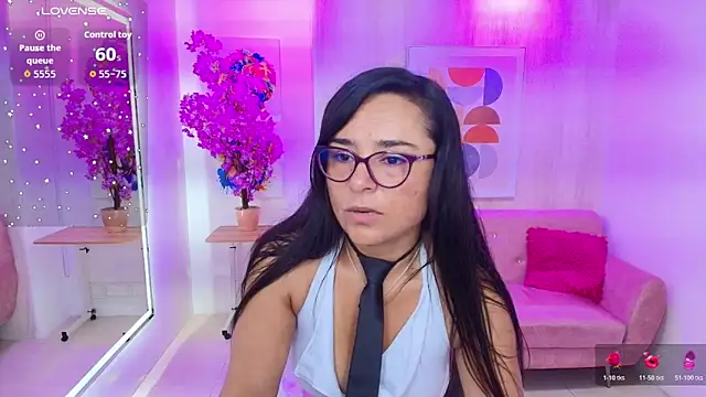 Snapshot of Tiara_rr chatting on October 21, 2025, 7:36 pm Tiara rr online show from October 21, 2025, 7:36 pm