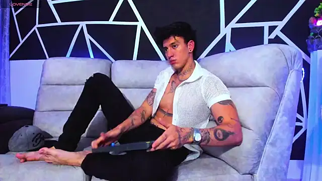 JUSTIN FULLER1 online show from February 4, 2025, 1:02 am