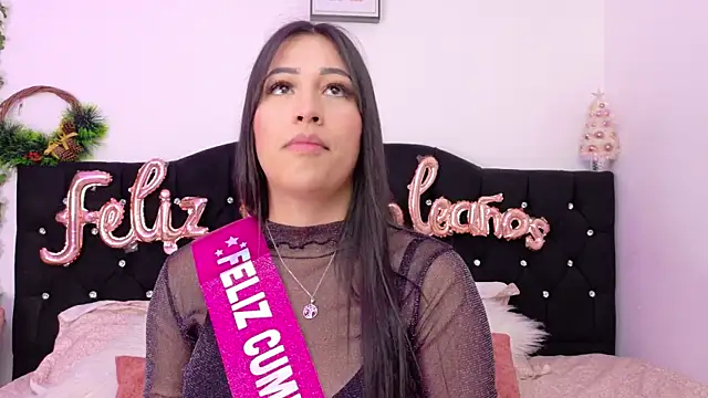 Snapshot of Sara_Kurt chatting on December 4, 2025, 3:21 pm Sara Kurt online show from December 4, 2025, 3:21 pm