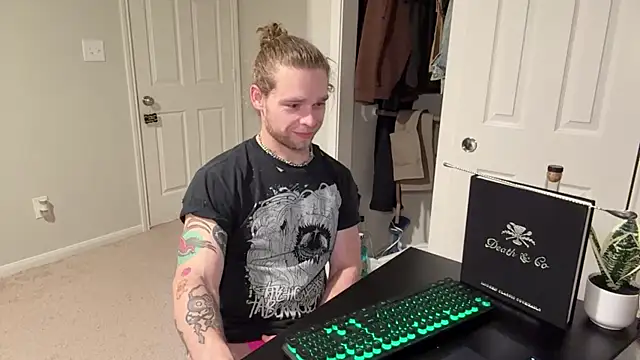 Snapshot of DaddydayDrinkzz chatting on March 16, 2025, 5:25 am DaddydayDrinkzz online show from March 16, 2025, 5:25 am