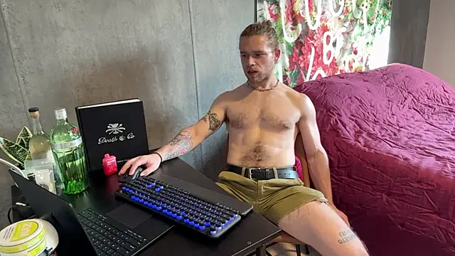 Snapshot of DaddydayDrinkzz chatting on March 19, 2025, 11:03 pm DaddydayDrinkzz online show from March 19, 2025, 11:03 pm