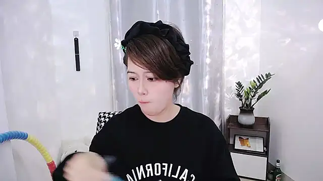 Snapshot of Fan_ting chatting on February 17, 2025, 6:09 am Fan ting online show from February 17, 2025, 6:09 am