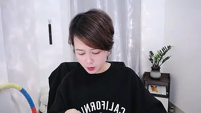 Snapshot of Fan_ting chatting on February 22, 2025, 7:12 am Fan ting online show from February 22, 2025, 7:12 am