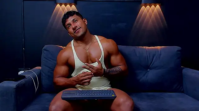 Snapshot of CallumMuscle chatting on February 14, 2025, 3:33 am CallumMuscle online show from February 14, 2025, 3:33 am